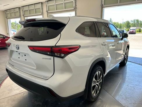 Used 2022 Toyota Highlander XLE AWD/4WD image 6