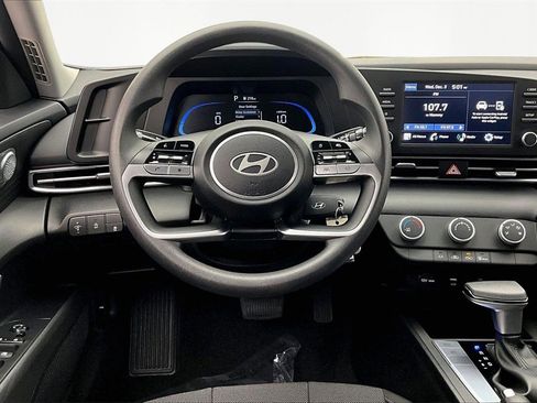 Used 2025 Hyundai Elantra SE image 5