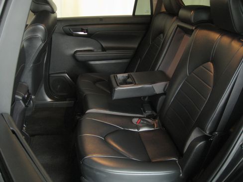 Used 2023 Toyota Highlander XLE image 9