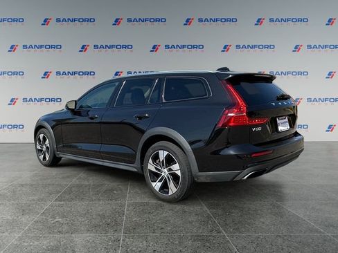Used 2021 Volvo V60 T5 Cross Country AWD/4WD image 3