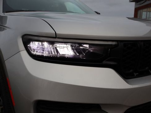 New 2025 Jeep Grand Cherokee Altitude image 4