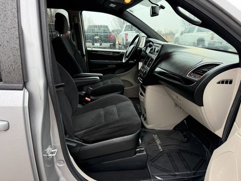 Used 2016 Dodge Grand Caravan SE image 23