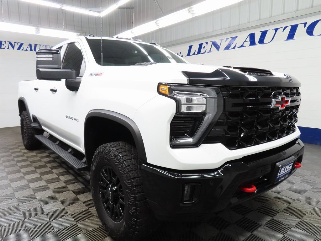 Used 2025 Chevrolet Silverado 2500 ZR2 w/ Technology Package AWD/4WD image 3