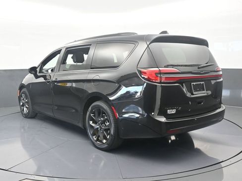 Used 2023 Chrysler Pacifica Limited w/ S Appearance Package image 4