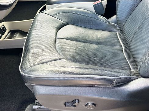 Used 2018 Chrysler Pacifica Limited w/ Tire & Wheel Group image 19