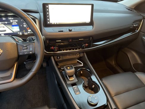 Used 2025 Nissan Rogue SL image 29