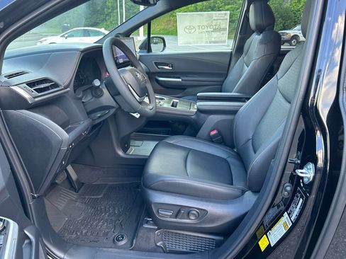 New 2026 Toyota Sienna XLE Woodland Edition AWD/4WD image 9
