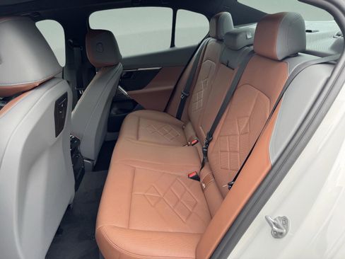 Used 2025 BMW 550e xDrive w/ Premium Package image 33