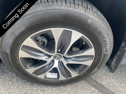 Used 2021 Toyota Highlander XLE AWD/4WD image 37