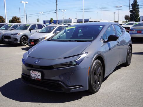 Used 2025 Toyota Prius LE FWD image 5