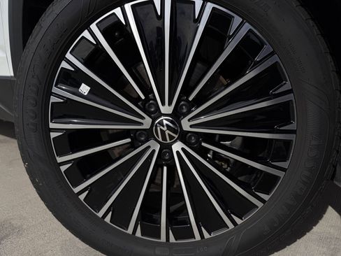 Used 2025 Volkswagen Taos SE image 9