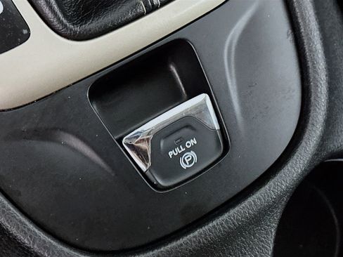 Used 2017 Jeep Cherokee Latitude w/ Comfort/Convenience Group image 25