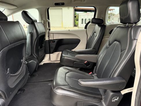 Used 2020 Chrysler Voyager Lxi FWD image 21