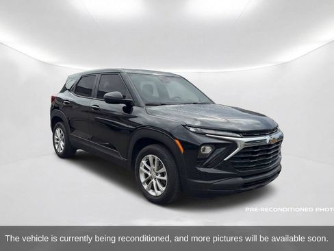 Used 2025 Chevrolet TrailBlazer LS w/ LS Convenience Package FWD image 3