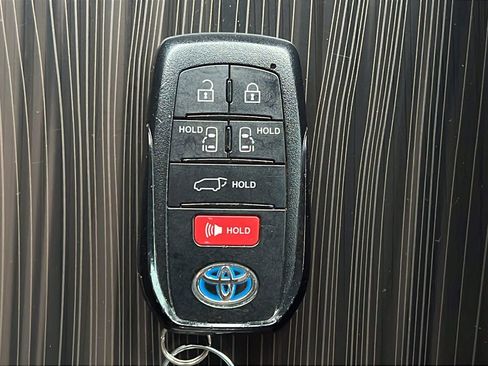 Used 2021 Toyota Sienna Platinum AWD/4WD image 28