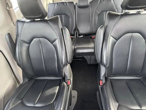 Used 2023 Chrysler Pacifica Touring-L image 18