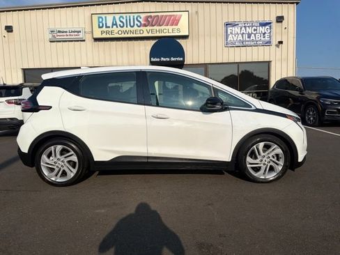 Used 2022 Chevrolet Bolt LT FWD image 2