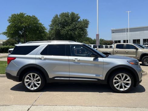 Used 2023 Ford Explorer Platinum w/ Technology Package AWD/4WD image 2