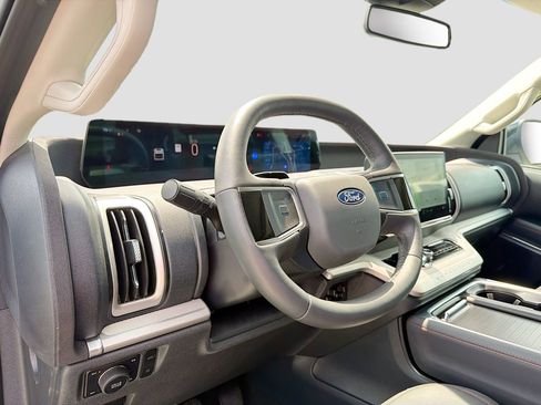 Used 2025 Ford Expedition Active AWD/4WD image 12