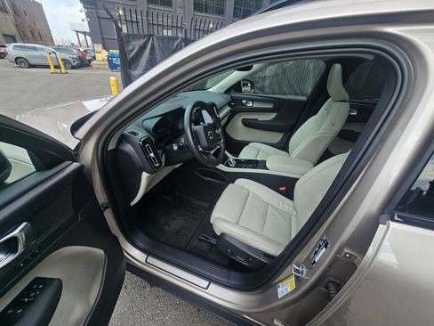 Certified 2023 Volvo XC40 B5 Plus w/ Climate Package image 18