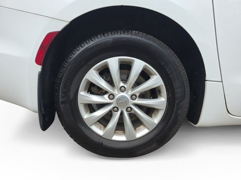 Used 2017 Chrysler Pacifica Touring-L FWD image 16