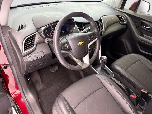 Used 2022 Chevrolet Trax LT w/ LT Convenience Package AWD/4WD image 9