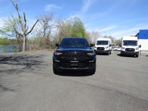 Used 2024 Jeep Grand Cherokee Limited w/ Black Appearance Package image 11