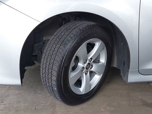 Used 2020 Toyota Sienna LE image 31