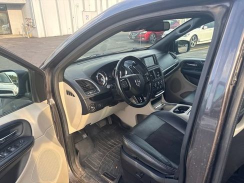 Used 2019 Dodge Grand Caravan SXT FWD image 13