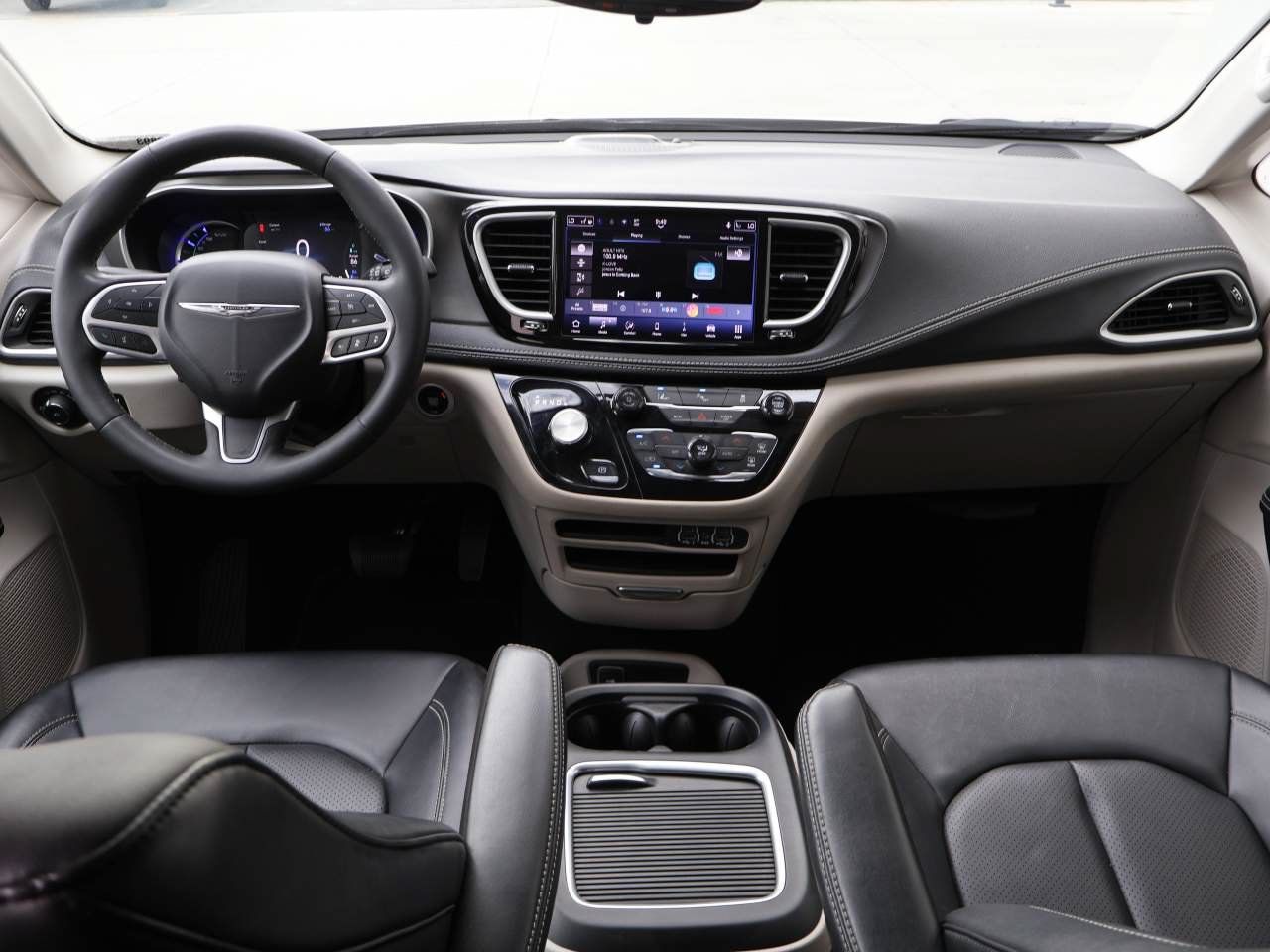 Used 2024 Chrysler Pacifica Limited FWD image 13
