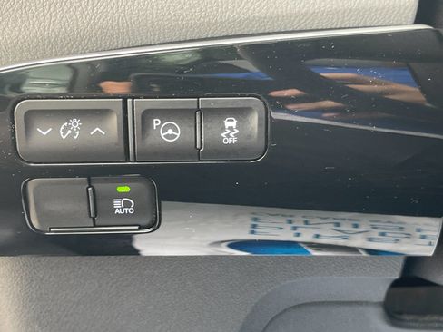 Used 2021 Toyota Prius LE FWD image 30