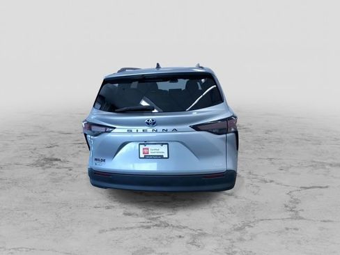 Certified 2025 Toyota Sienna XLE image 8