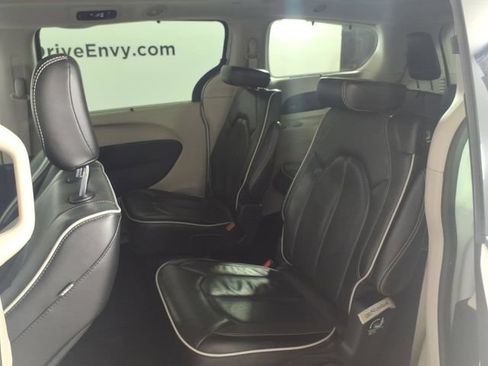 Used 2023 Chrysler Pacifica Limited FWD image 9