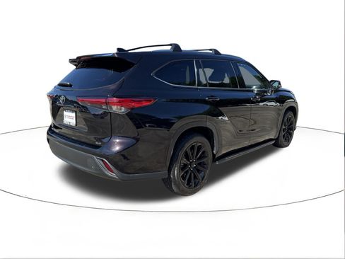 Used 2021 Toyota Highlander XLE FWD image 3