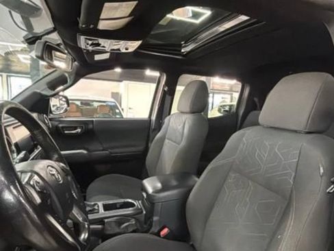 Used 2017 Toyota Tacoma TRD Off-Road w/ Premium & Technology Package AWD/4WD image 4