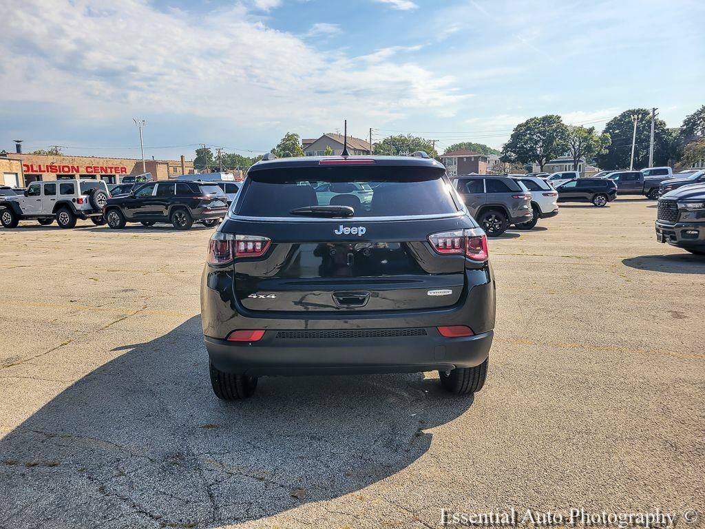 Used 2024 Jeep Compass Latitude AWD/4WD image 12