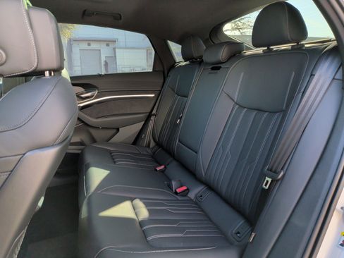 Used 2023 Audi e-tron Prestige w/ Prestige Package image 32