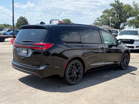 Used 2025 Chrysler Pacifica Limited FWD image 8