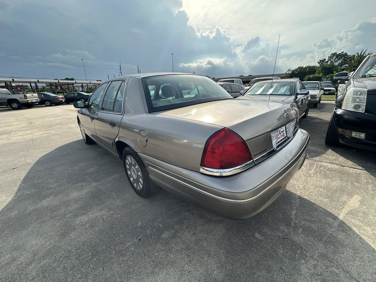 Used 2005 Ford Crown Victoria RWD image 3