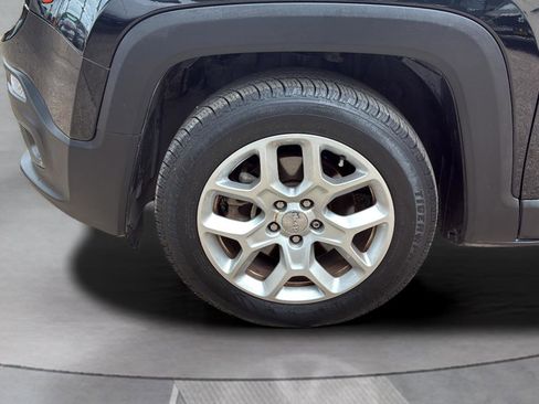 Used 2018 Jeep Renegade Latitude FWD image 41