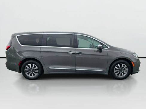Used 2022 Chrysler Pacifica Limited FWD image 6
