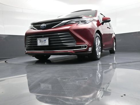 Used 2021 Toyota Sienna Platinum AWD/4WD image 27