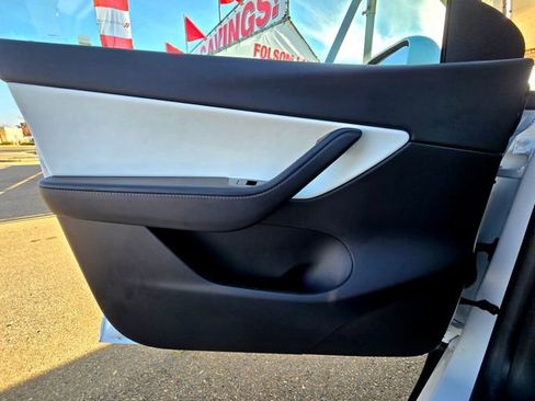 Used 2021 Tesla Model Y Long Range image 18