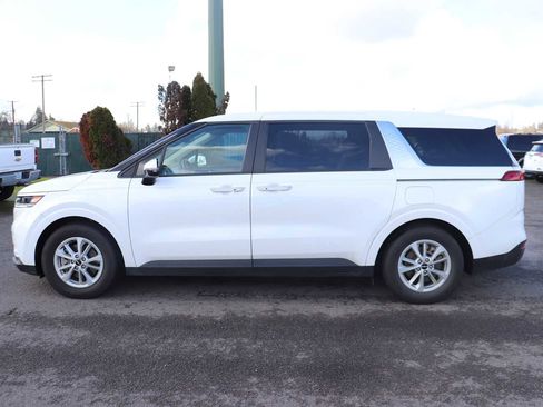 Used 2024 Kia Carnival LX image 8
