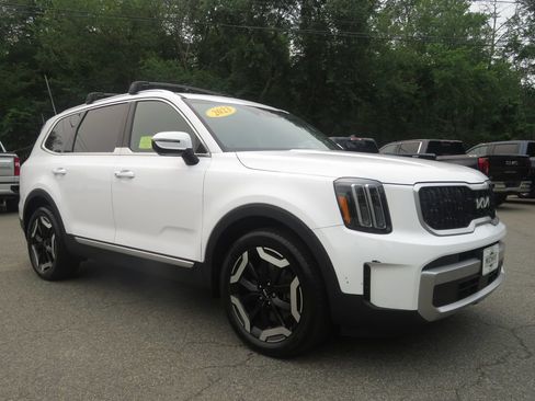 Used 2023 Kia Telluride EX w/ EX Captain's Chair Package AWD/4WD image 3