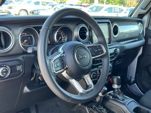 Used 2023 Jeep Gladiator Overland image 17