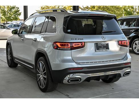 Used 2022 Mercedes-Benz GLB 250 4MATIC image 6