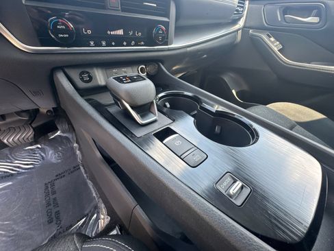 Used 2025 Nissan Rogue SV FWD image 31