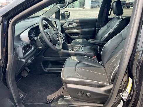 Used 2025 Chrysler Pacifica Limited FWD image 8