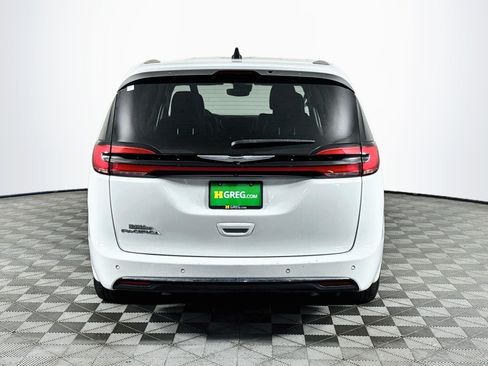 Used 2023 Chrysler Pacifica Touring-L FWD image 7